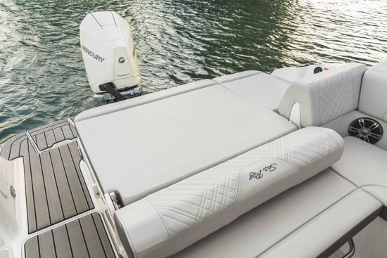 Stern with swim platform of Sea Ray 230 SDX OB