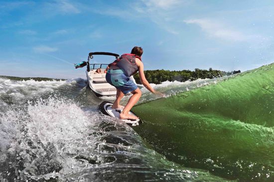 Sea Ray SDX 230 SURF - wakesurfing