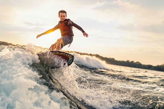Sea Ray SDX 230 SURF - kid surfing