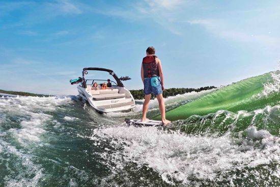 Sea Ray SDX 230 SURF - wakesurfing
