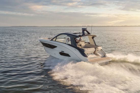 sea ray 370-pri-punoj-brzini-na-moru