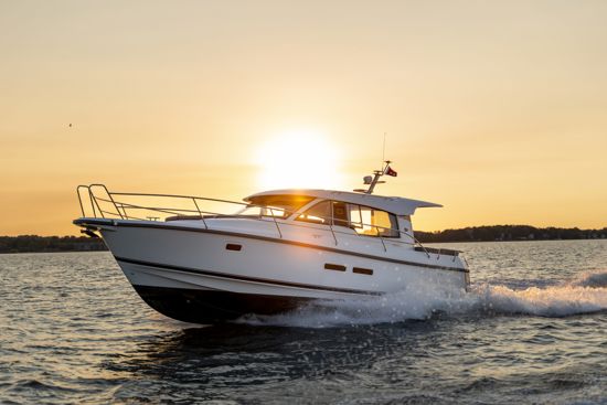 nimbus-365-coupe-cruising-at-full-speed-sundown