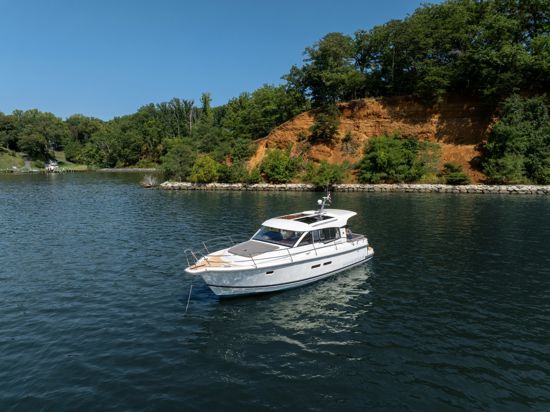 nimbus-365-coupe-moored-in-bay