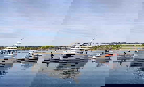 nimbus-coupe-cruisers-495-moored