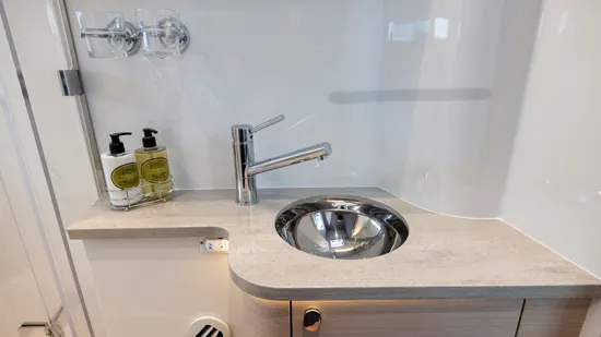nimbus-coupe-cruisers-495-bathroom