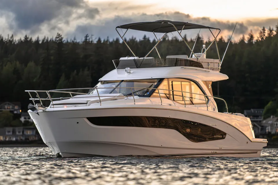 BENETEAU ANTARES OUTBOARD 12 FLY