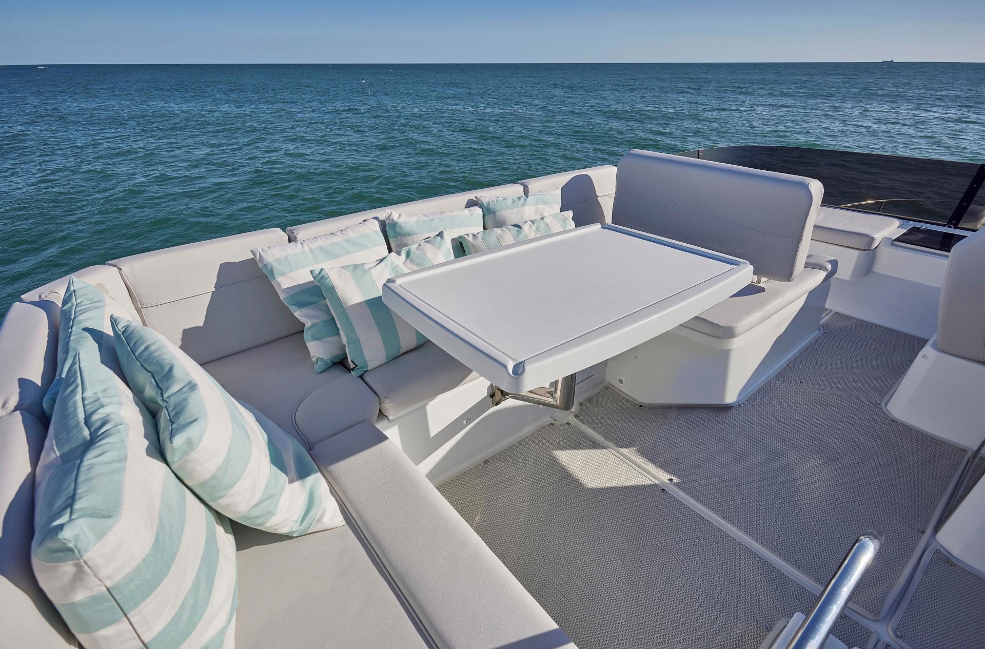 BENETEAU ANTARES OUTBOARD 12 FLY 