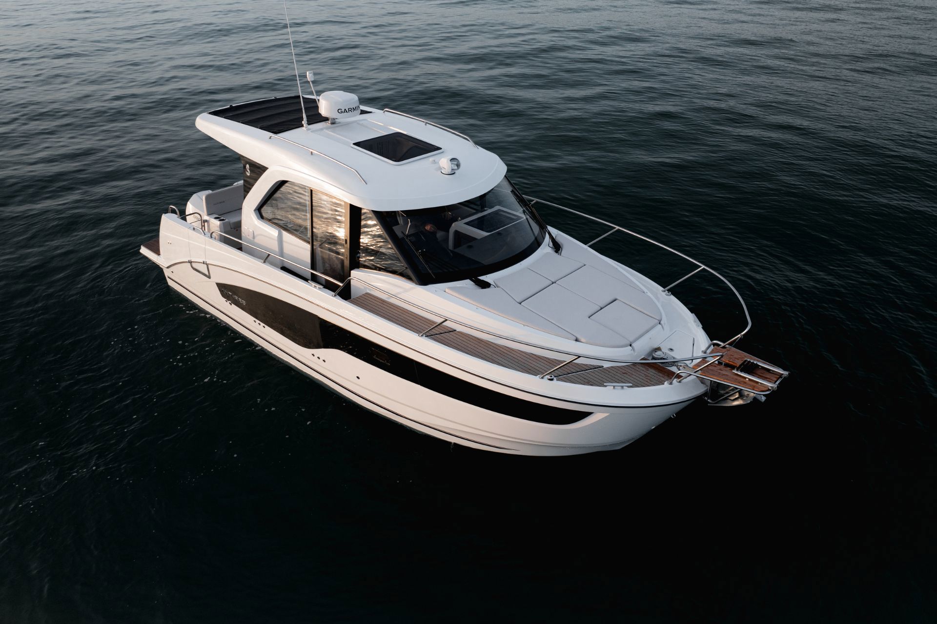 BENETEAU ANTARES OUTBOARD 9 NEW