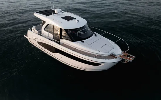 BENETEAU ANTARES OUTBOARD 9 NEW