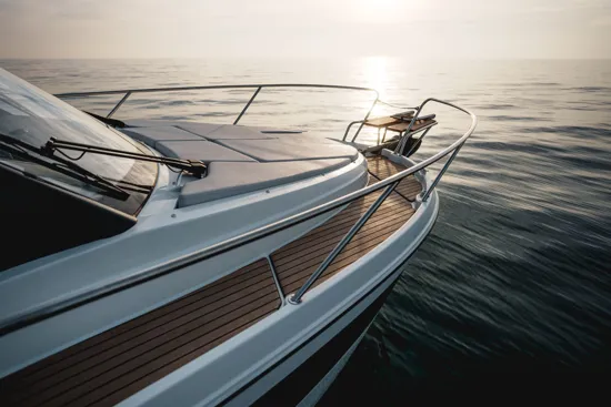 BENETEAU ANTARES OUTBOARD 9 NEW
