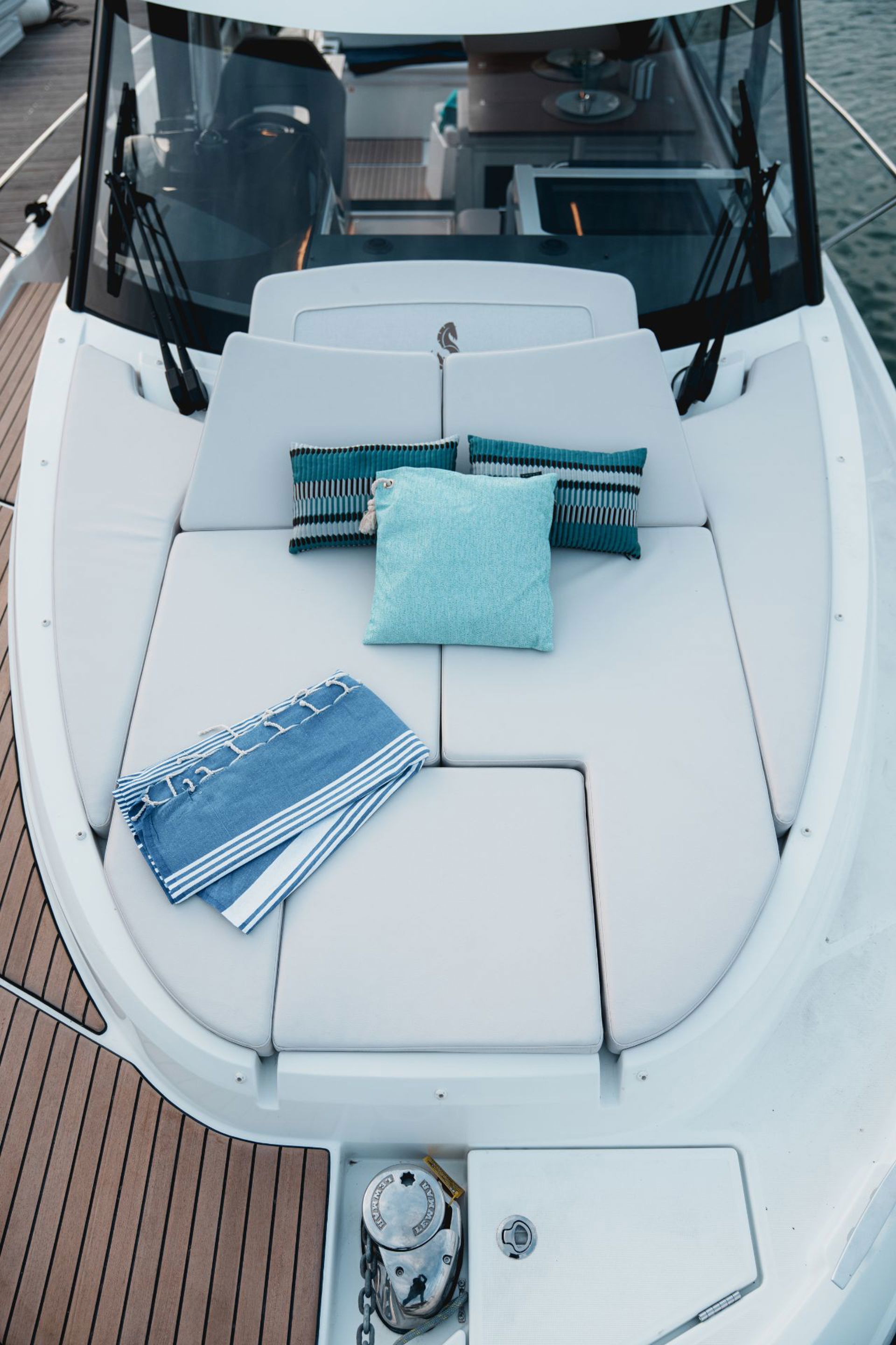 BENETEAU ANTARES OUTBOARD 9 NEW