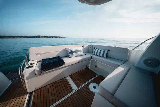 BENETEAU ANTARES OUTBOARD 9 NEW