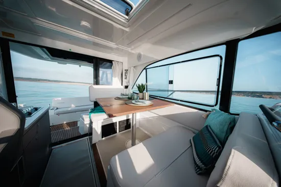 BENETEAU ANTARES OUTBOARD 9 NEW