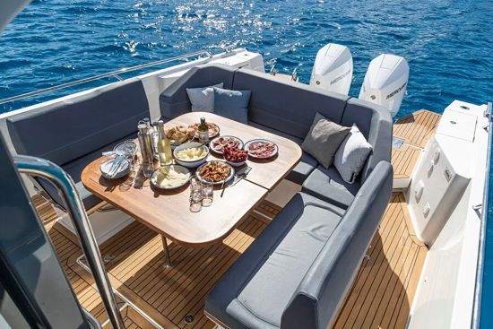 Nimbus-tender-11-set-table-in-cockpit