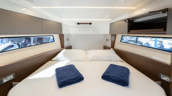 BENETEAU ANTARES OUTBOARD 9 NEW