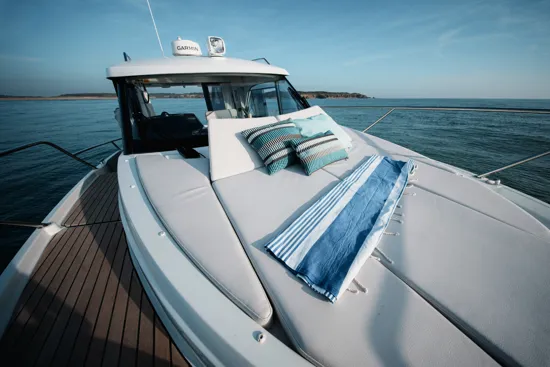 BENETEAU ANTARES OUTBOARD 9 NEW