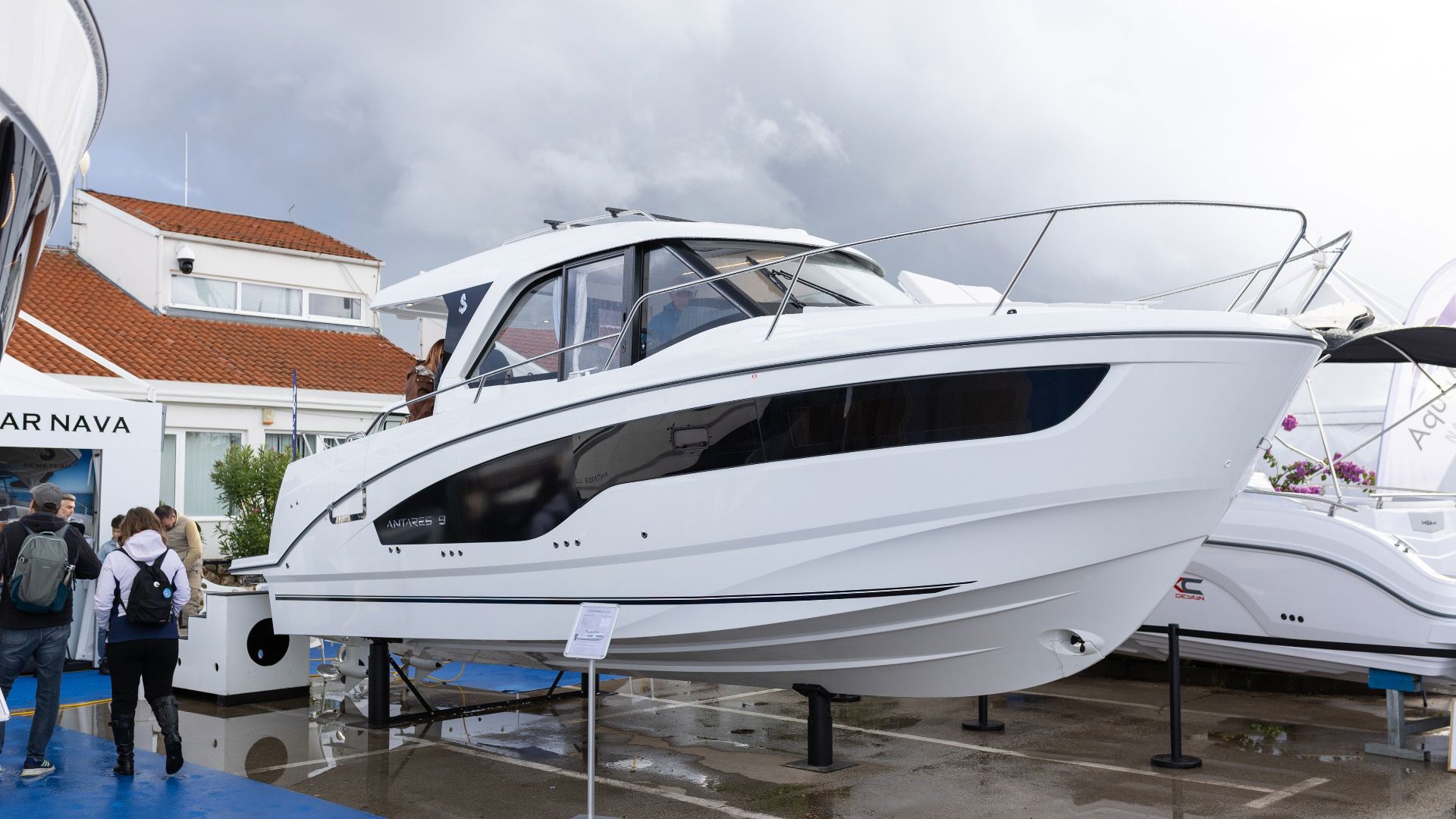 BENETEAU ANTARES OUTBOARD 9 NEW 