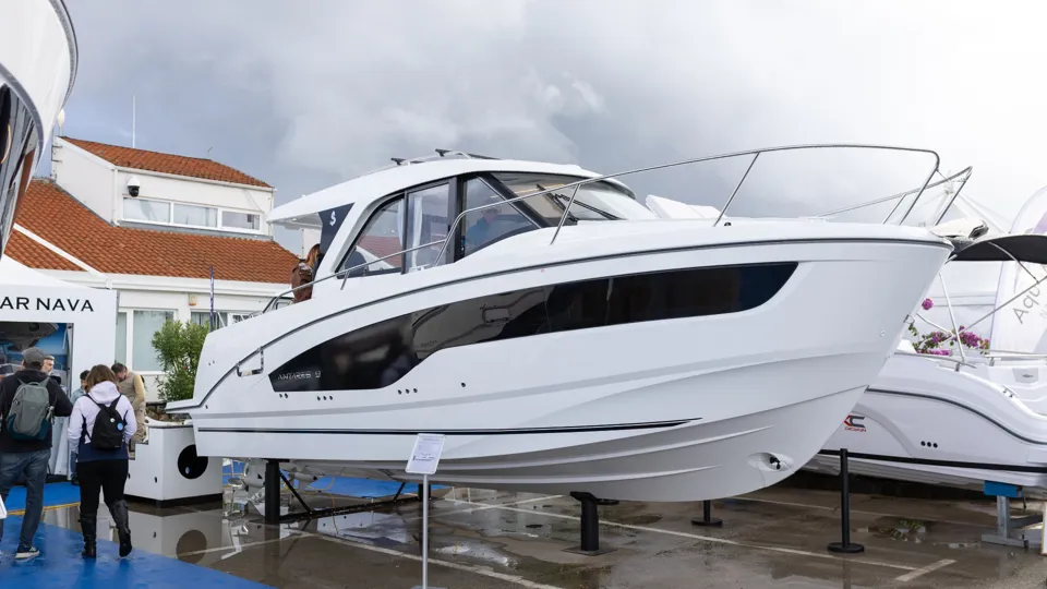 BENETEAU ANTARES OUTBOARD 9 NEW