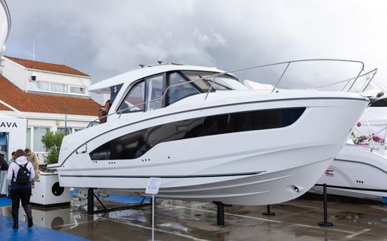 BENETEAU ANTARES OUTBOARD 9 NEW 