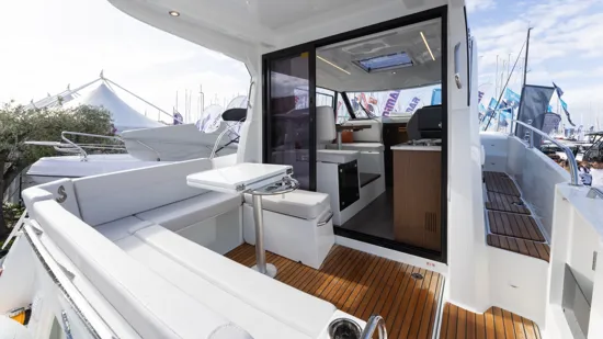 BENETEAU ANTARES OUTBOARD 9 NEW