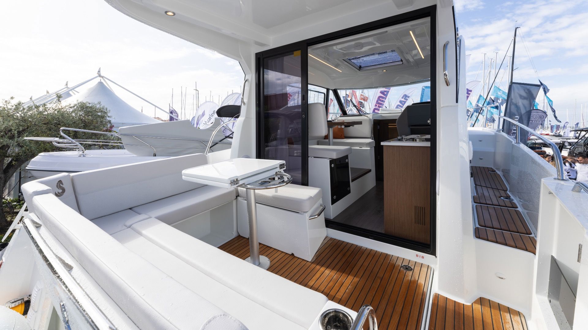 BENETEAU ANTARES OUTBOARD 9 NEW