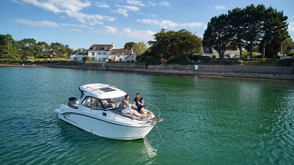 BENETEAU ANTARES OUTBOARD 7 