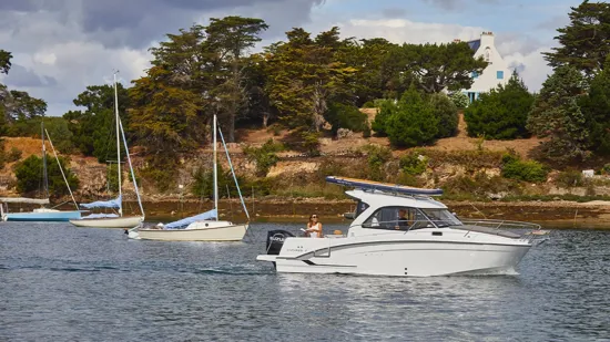 BENETEAU ANTARES OUTBOARD 7 