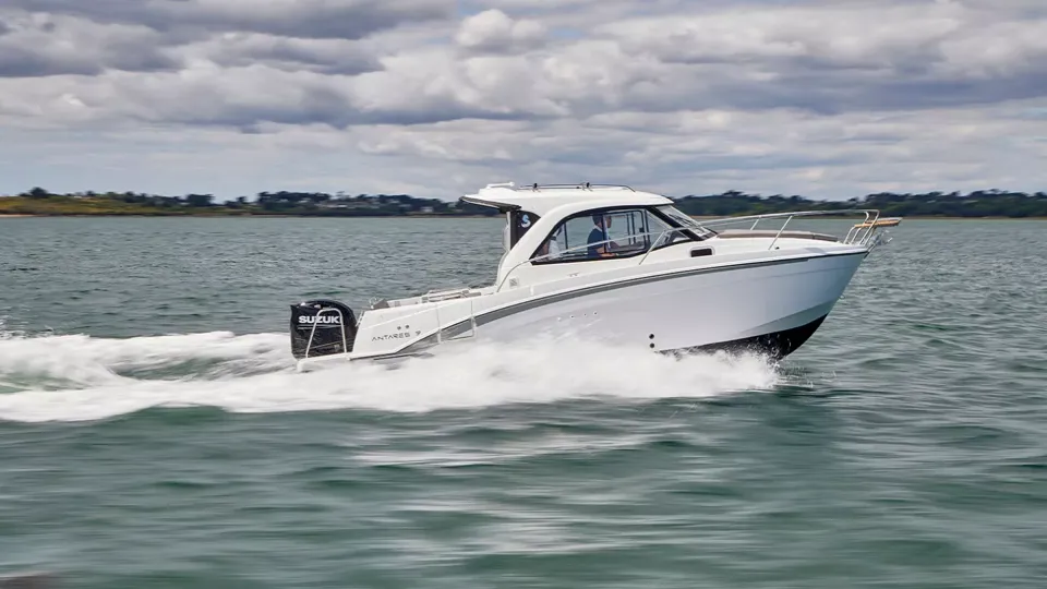 BENETEAU ANTARES OUTBOARD 7 