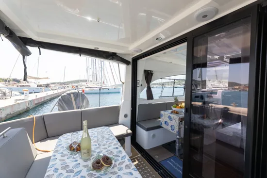 BENETEAU ANTARES OUTBOARD 11 COUPE