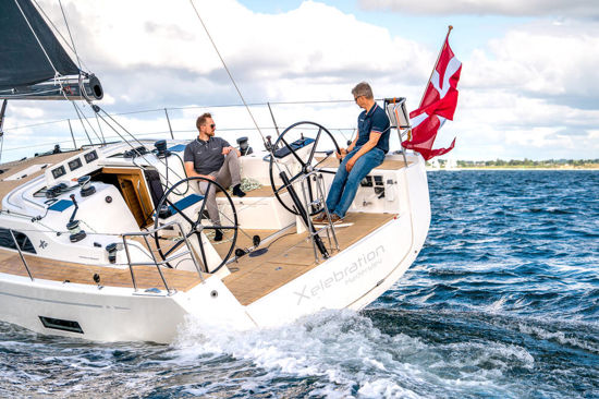Xyachts-X4°-sailing-people-on-board