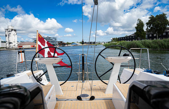 Xyachts-X4°-cockpit-with-steering-wheel