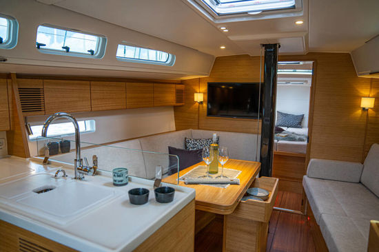 Xyachts-X4°-bottle-of-vine-on-the-table