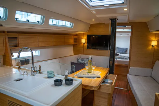 Xyachts-X4°-bottle-of-vine-on-the-table