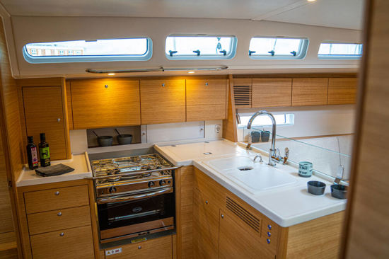 Xyachts-X4°-kitchen-on-board