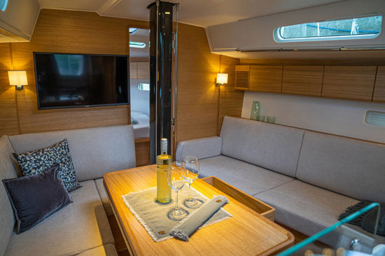 Xyachts-X4°-dining-table-in-salon 