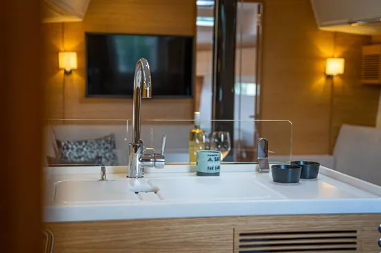 Xyachts-X4°-counter-top-in-the-kitchen