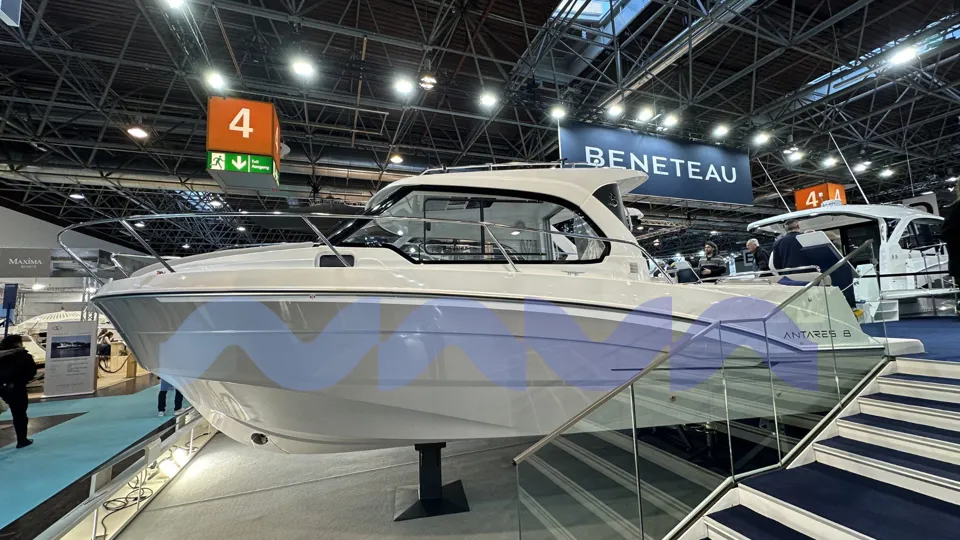BENETEAU ANTARES OUTBOARD 8 CRUISING
