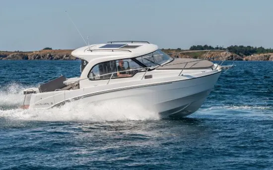 BENETEAU ANTARES OUTBOARD 8 CRUISING