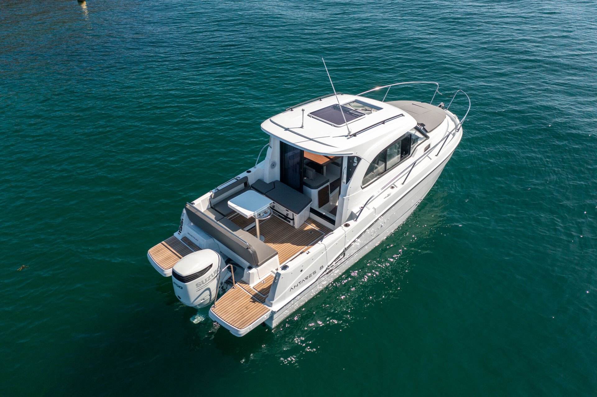 BENETEAU ANTARES OUTBOARD 8 CRUISING