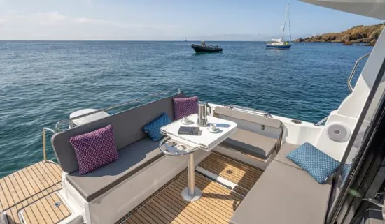 BENETEAU ANTARES OUTBOARD 8 CRUISING