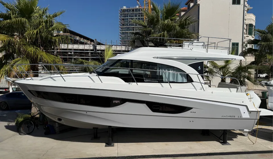 BENETEAU ANTARES OUTBOARD 11 FLY 