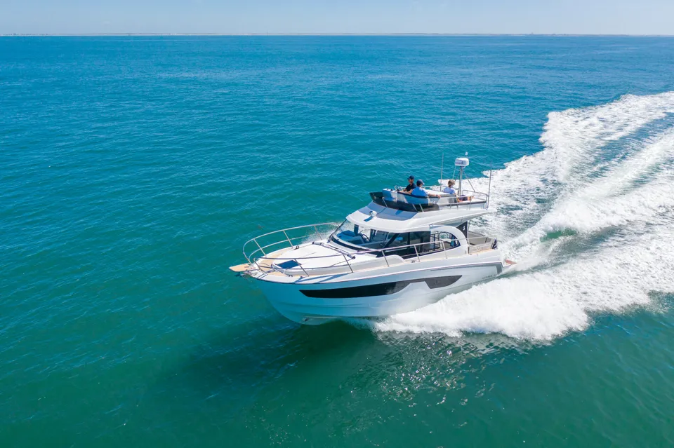 BENETEAU ANTARES OUTBOARD 11 FLY 