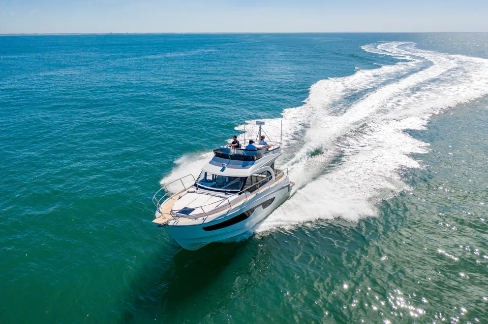 BENETEAU ANTARES OUTBOARD 11 FLY 