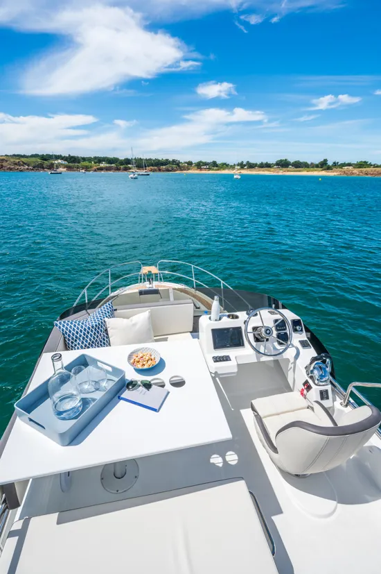 BENETEAU ANTARES OUTBOARD 11 FLY 