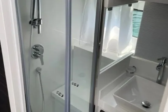 Fiart-seawalker-39-bathroom