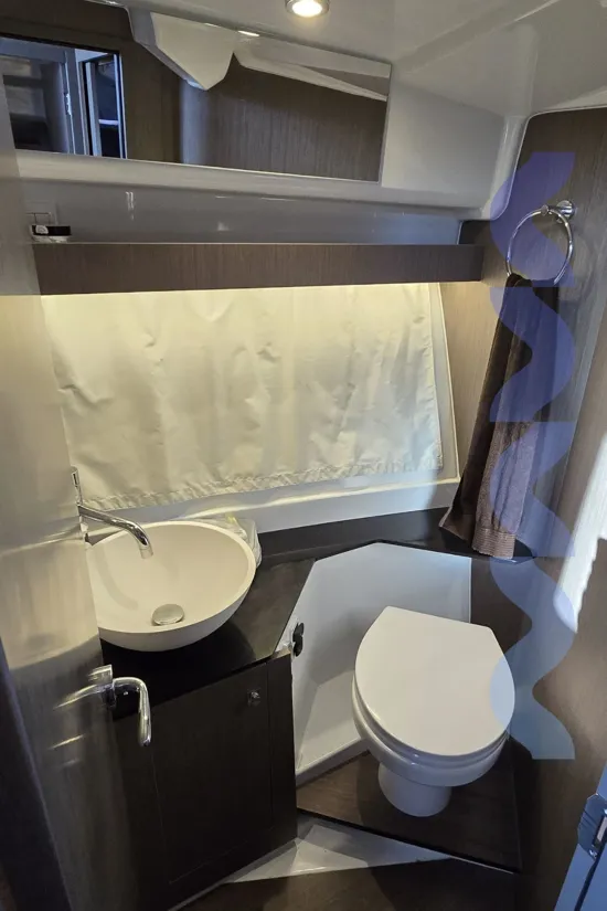 2025-Jeanneau-Mery-fisher-1095-fly-kupatilo