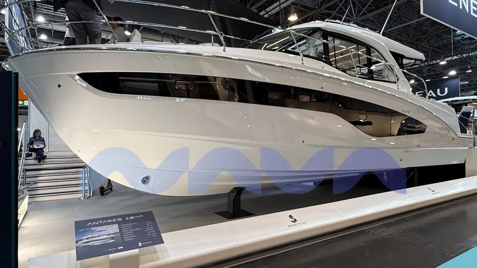 BENETEAU ANTARES OUTBOARD 12 COUPE