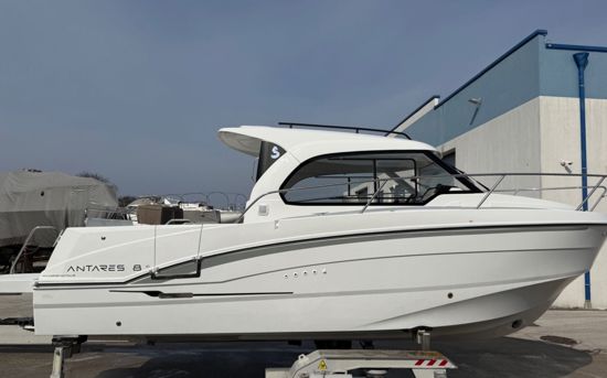 BENETEAU ANTARES OUTBOARD 8 CRUISING