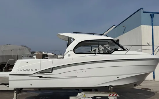 BENETEAU ANTARES OUTBOARD 8 CRUISING