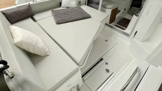 BENETEAU ANTARES OUTBOARD 8 CRUISING